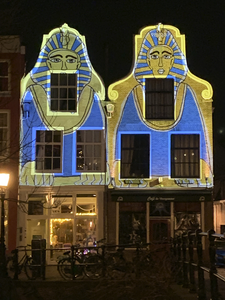 909499 Afbeelding van een lichtprojectie op de voorgevels van de panden Oudegracht 323 en 325 te Utrecht, in het kader ...